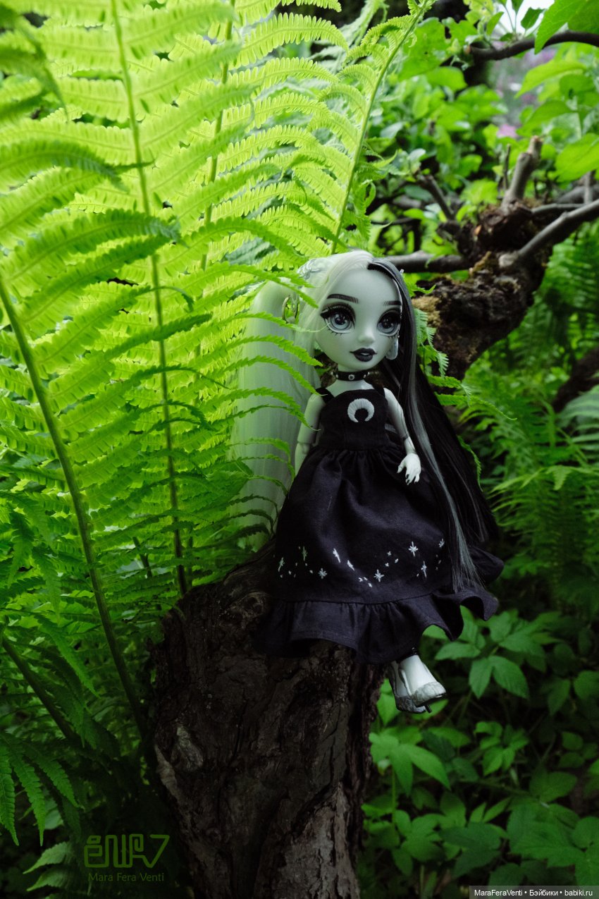 Магнолия и Квезаль гуляют в саду