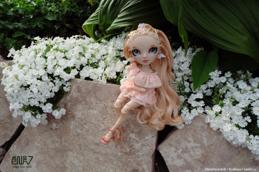 Магнолия и Квезаль гуляют в саду