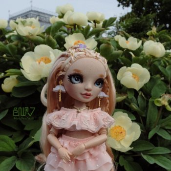 Магнолия и Квезаль гуляют в саду