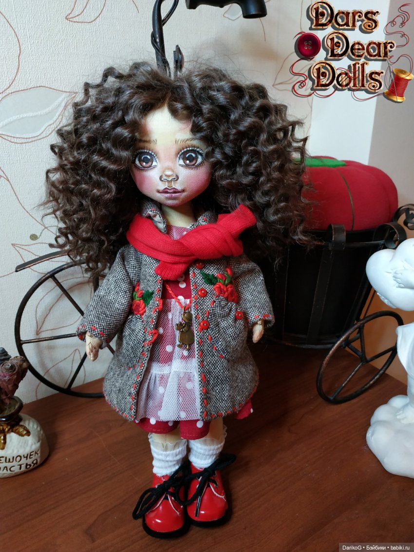 У неё растут цветы из кармашков