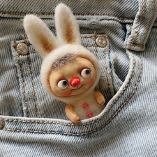 Брошь куклёныш