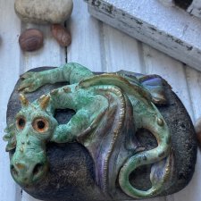 Дракон отдыхающий на камешке