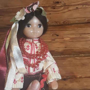 Василинка больше не кареглаза, не черноброва!