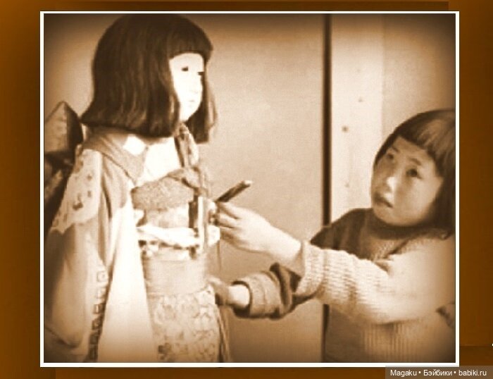 Малышка Окику играла с куклой целыми днями, не выпуская из рук.