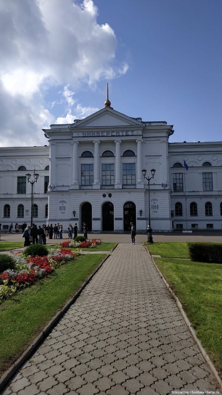 Глаша и Луша гуляют по Томску