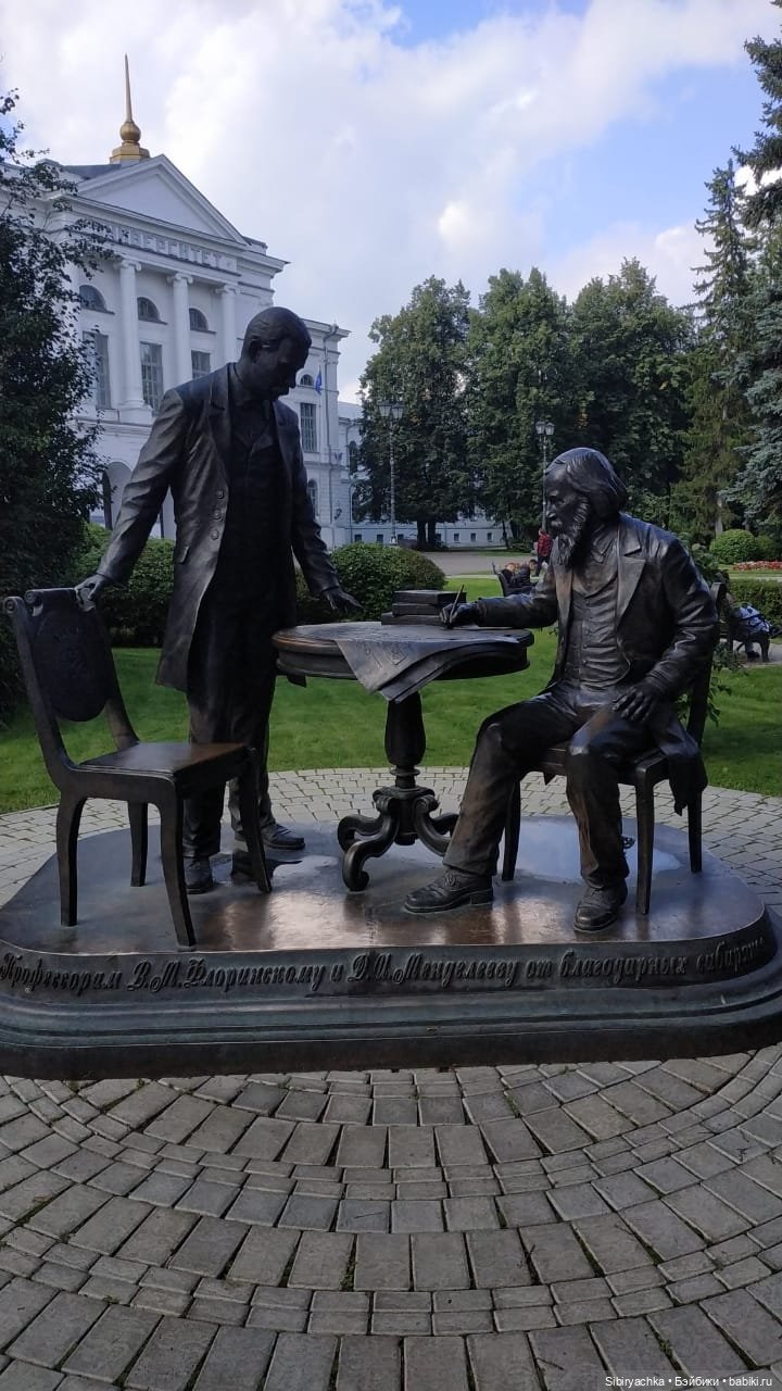 Глаша и Луша гуляют по Томску