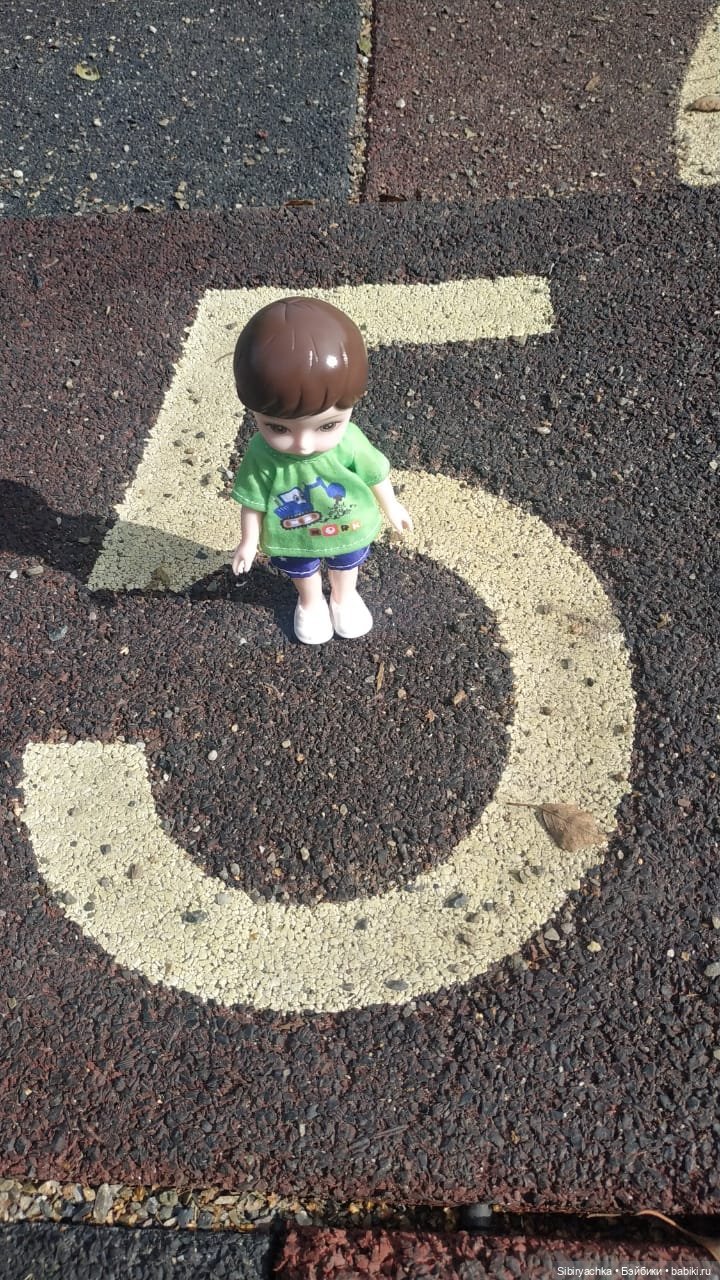 Коленька гуляет на детской площадке