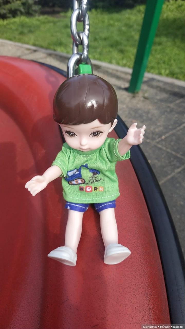 Коленька гуляет на детской площадке (фото 8)