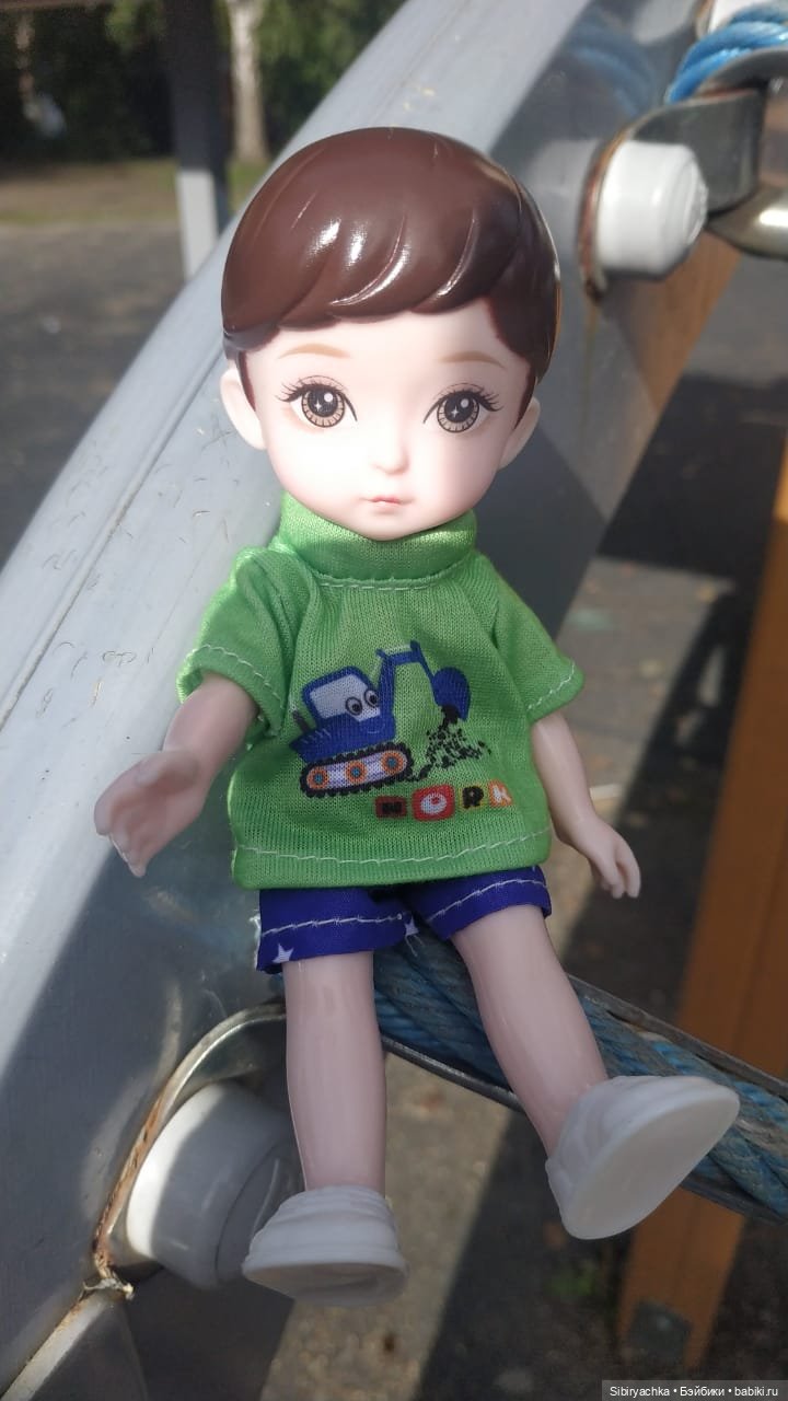 Коленька гуляет на детской площадке