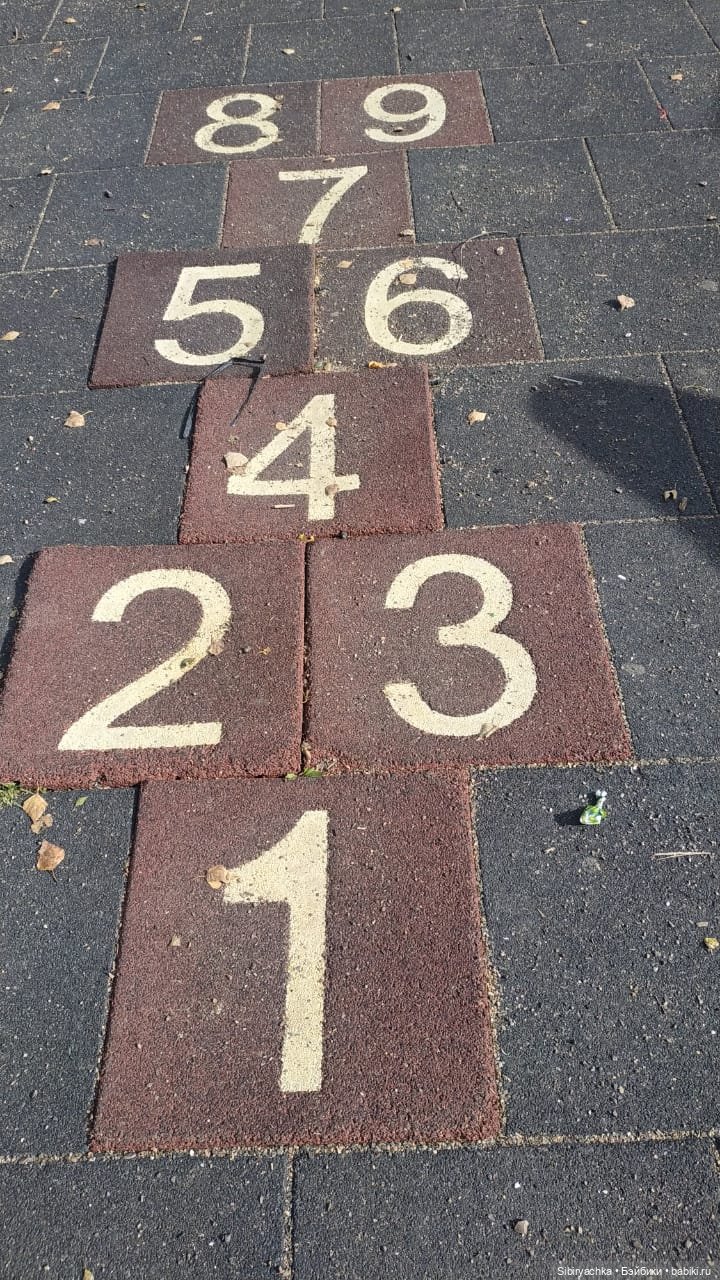 Коленька гуляет на детской площадке