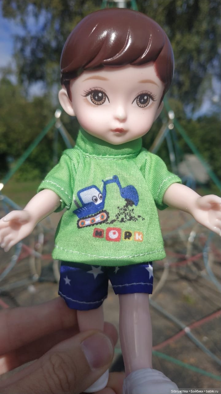 Коленька гуляет на детской площадке