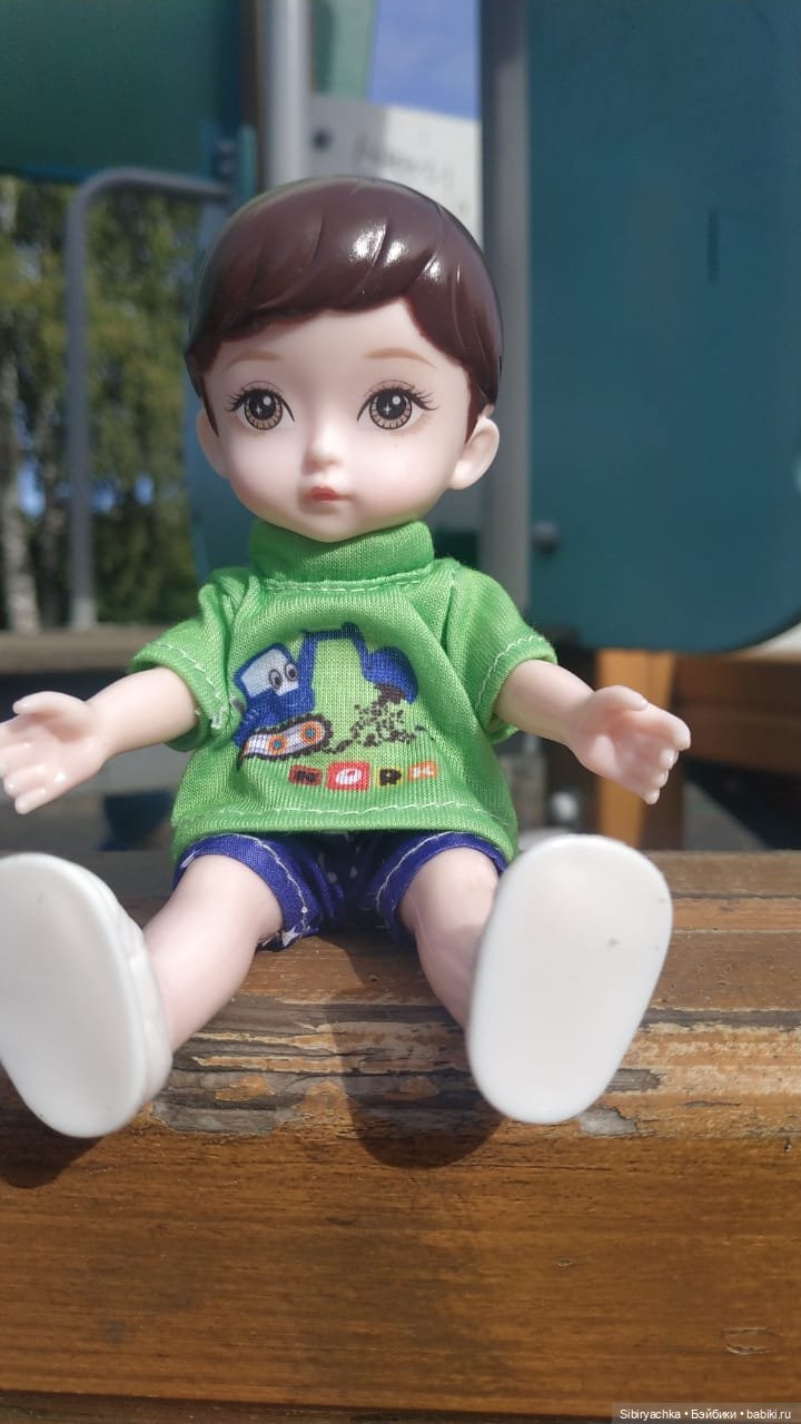 Коленька гуляет на детской площадке