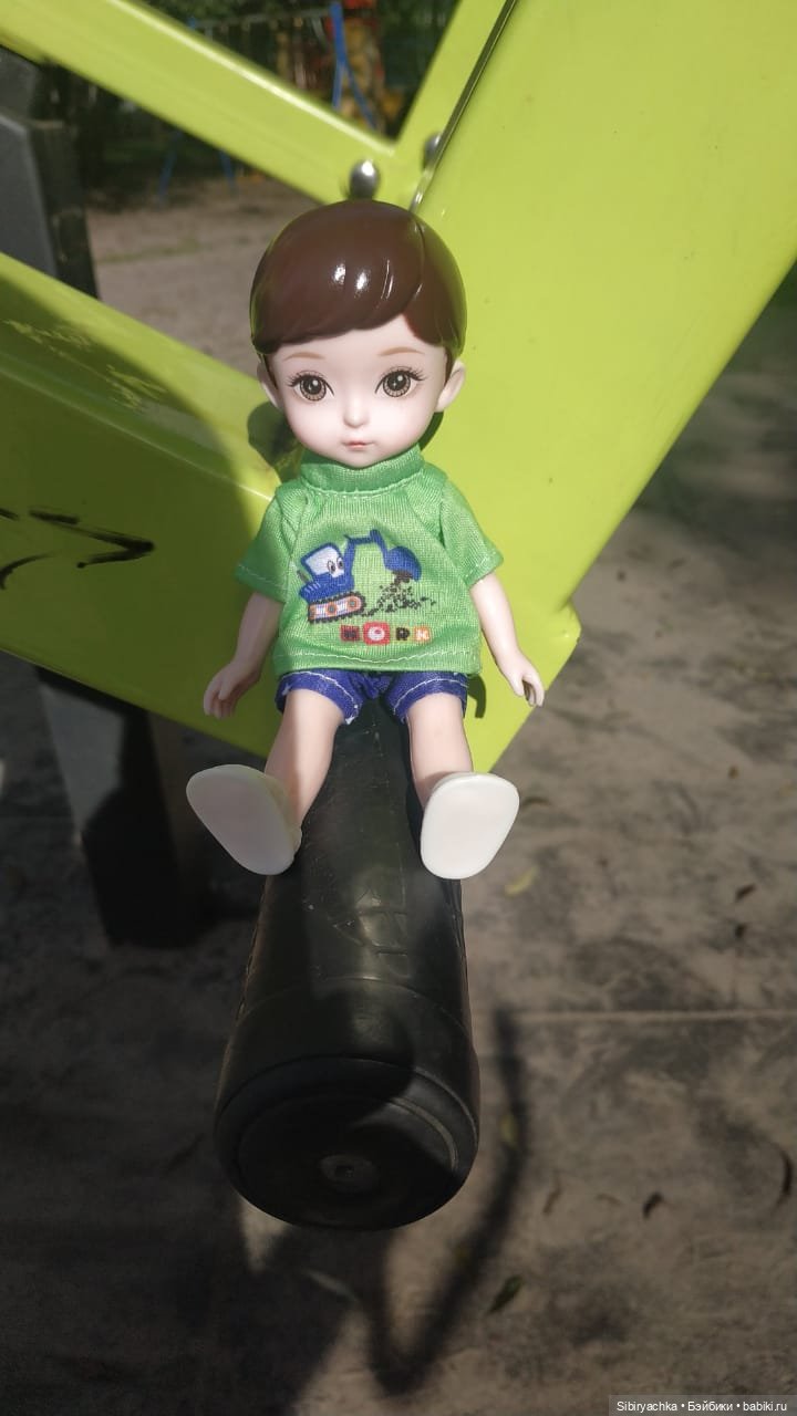 Коленька гуляет на детской площадке