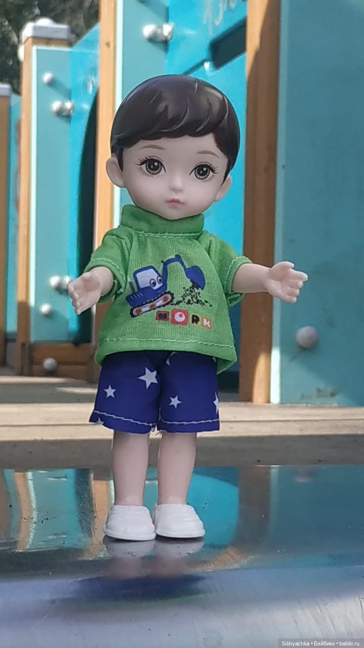 Коленька гуляет на детской площадке