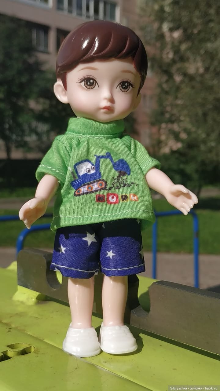 Коленька гуляет на детской площадке