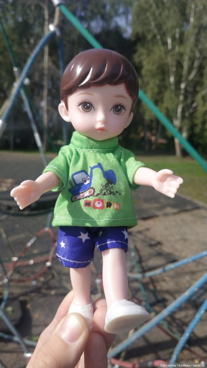 Коленька гуляет на детской площадке