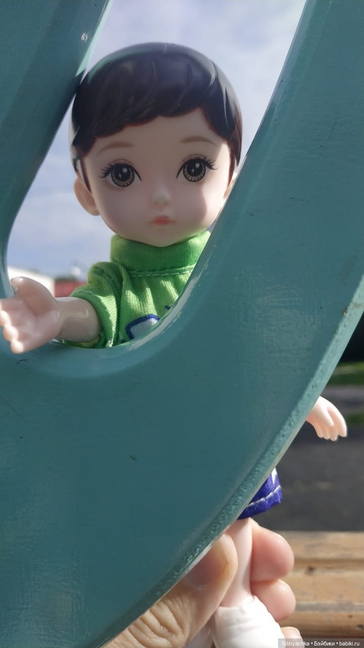 Коленька гуляет на детской площадке