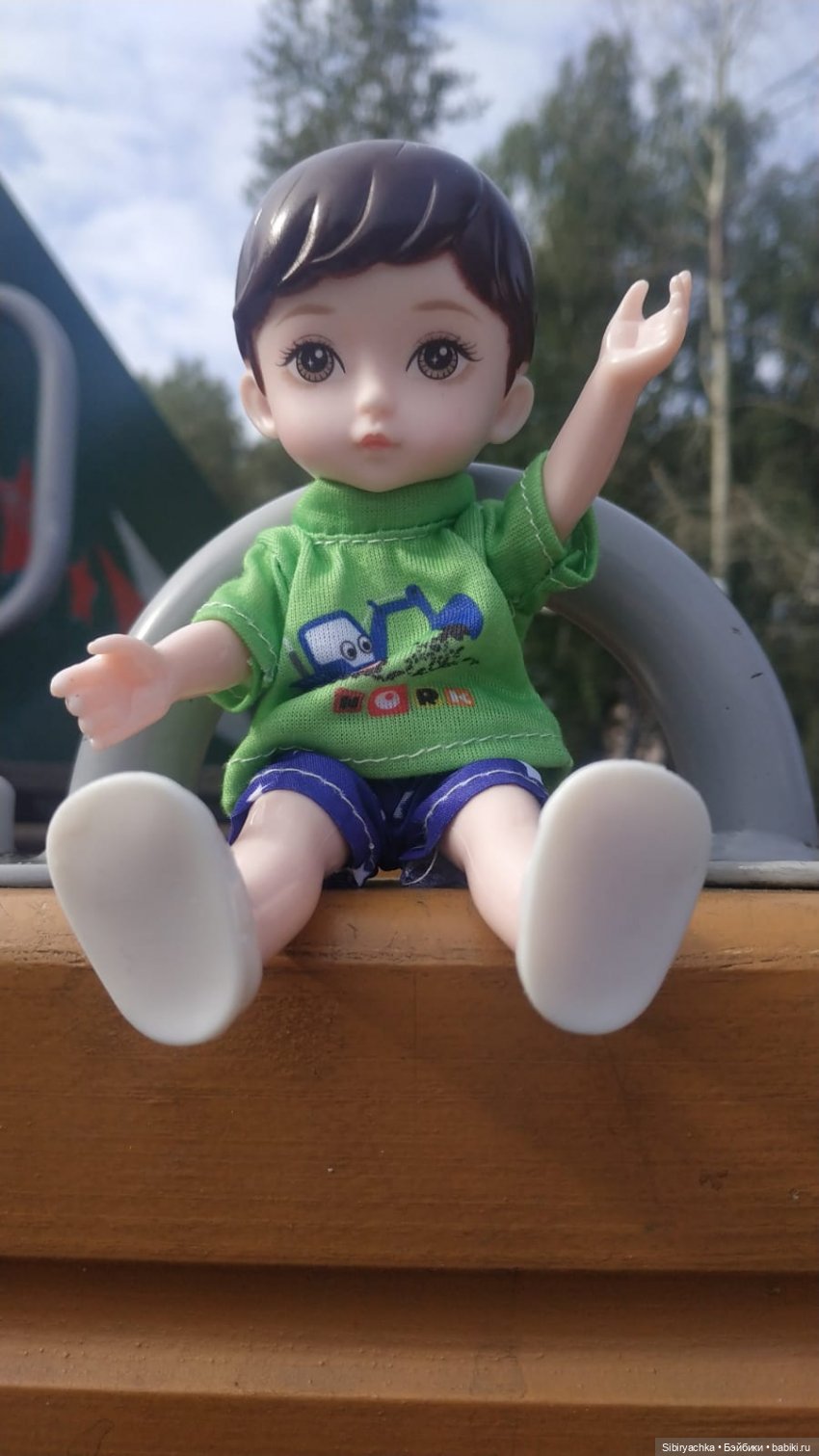 Коленька гуляет на детской площадке (фото 6)