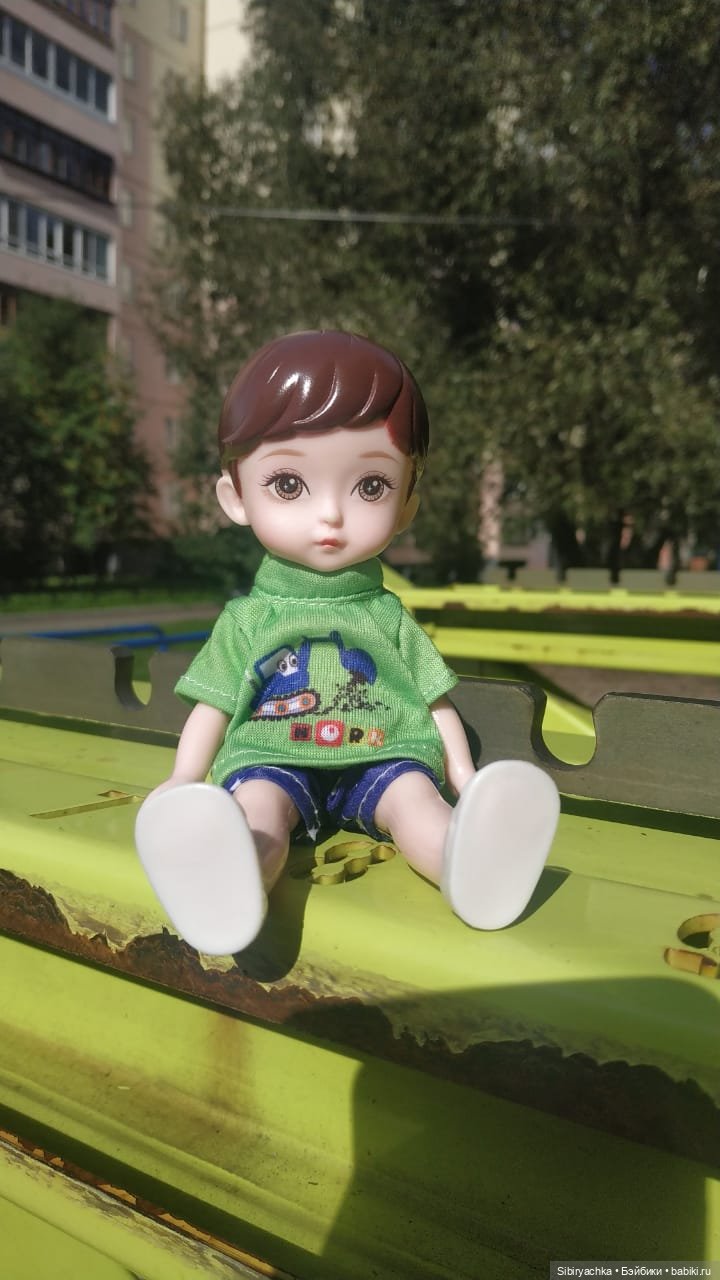 Коленька гуляет на детской площадке