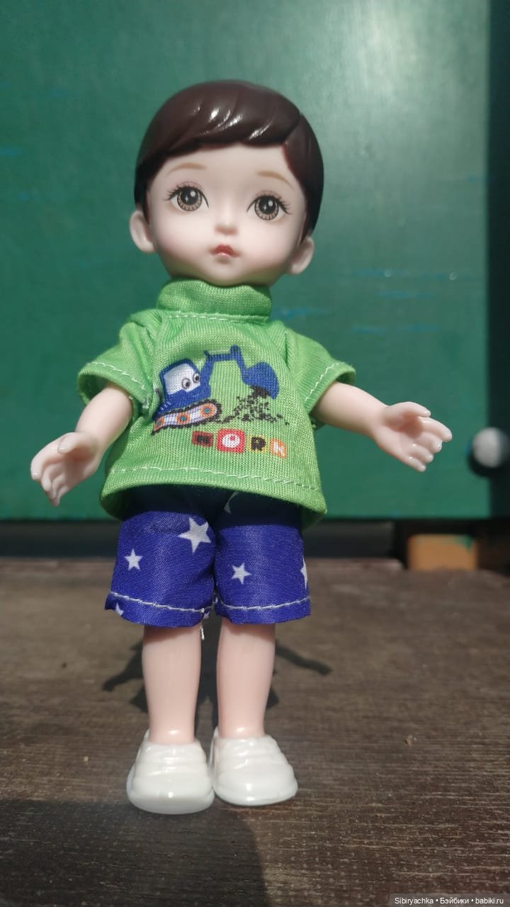 Коленька гуляет на детской площадке