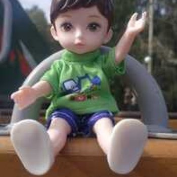 Коленька гуляет на детской площадке