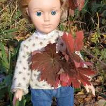 Александр гуляет в лесу.