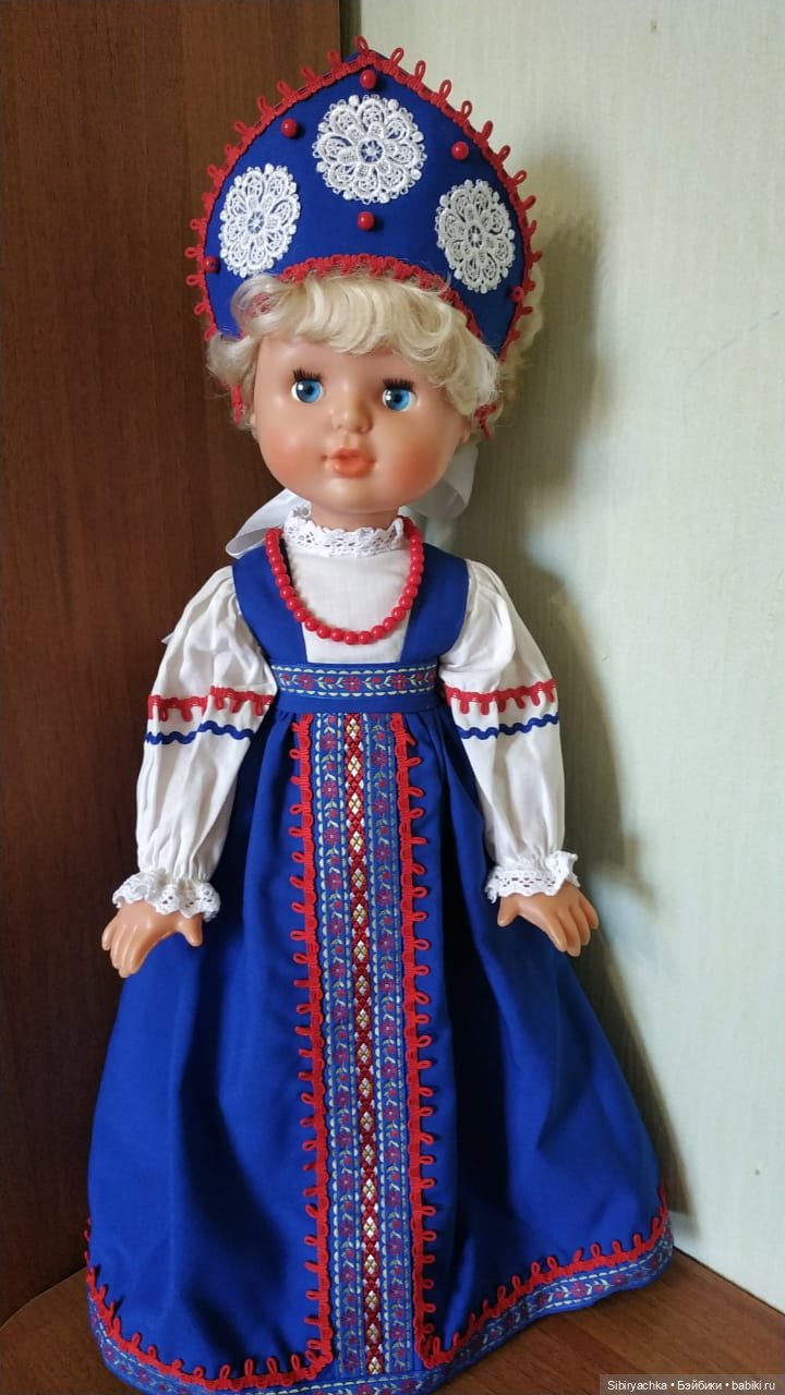 Лада в русском народном костюме