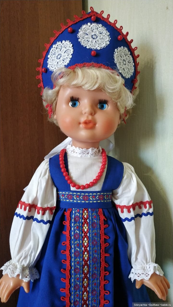 Лада в русском народном костюме
