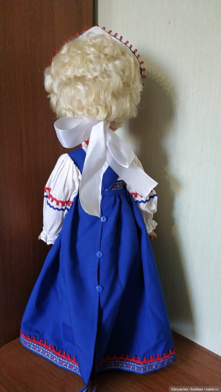 Лада в русском народном костюме