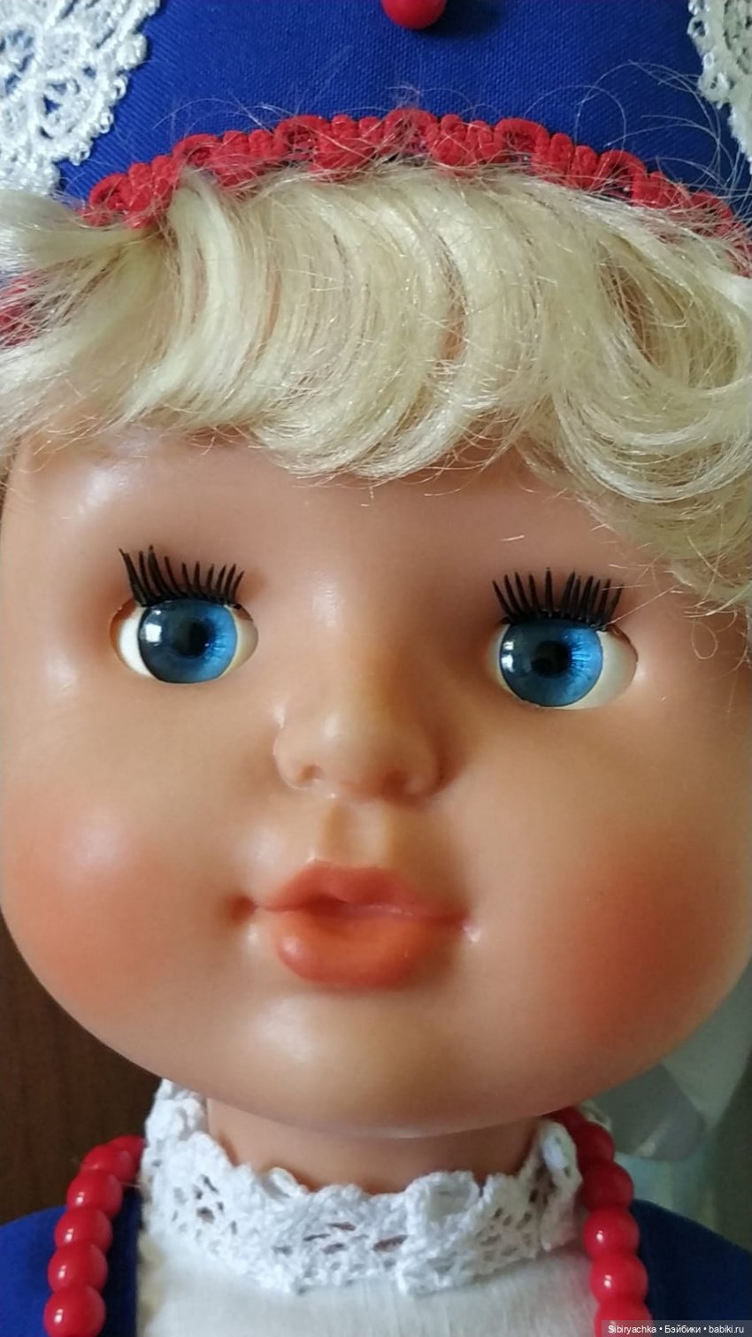 Лада в русском народном костюме