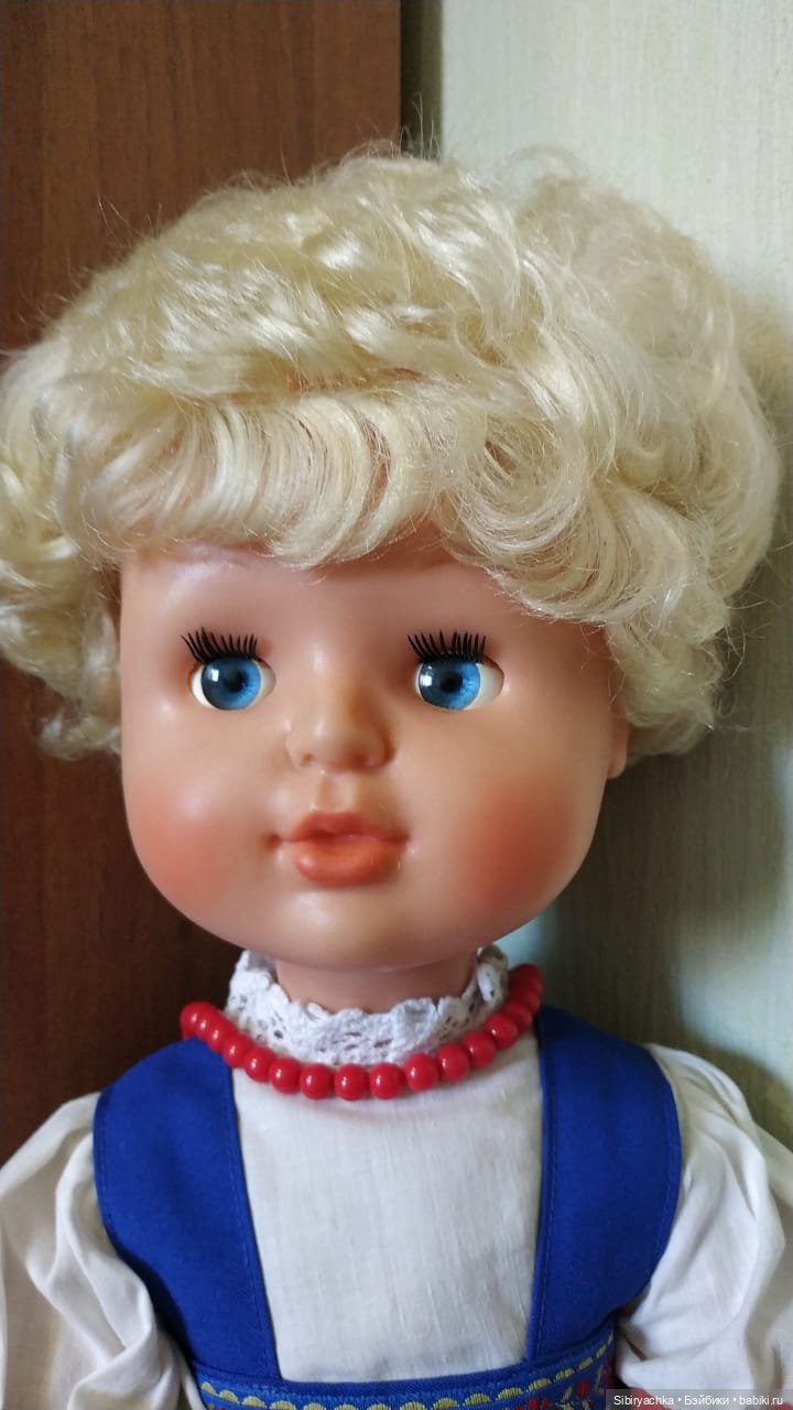 Лада в русском народном костюме