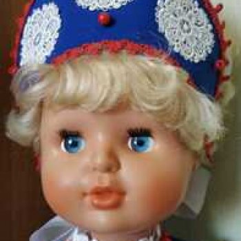 Лада в русском народном костюме.