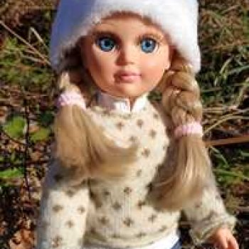 Настя в осеннем лесу