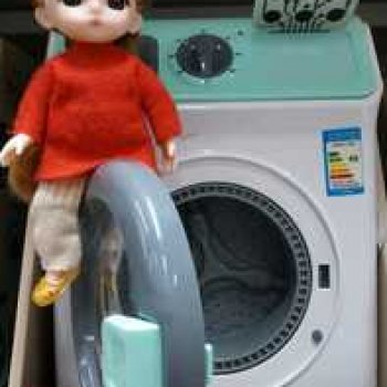 Глаша и игрушечная бытовая техника.