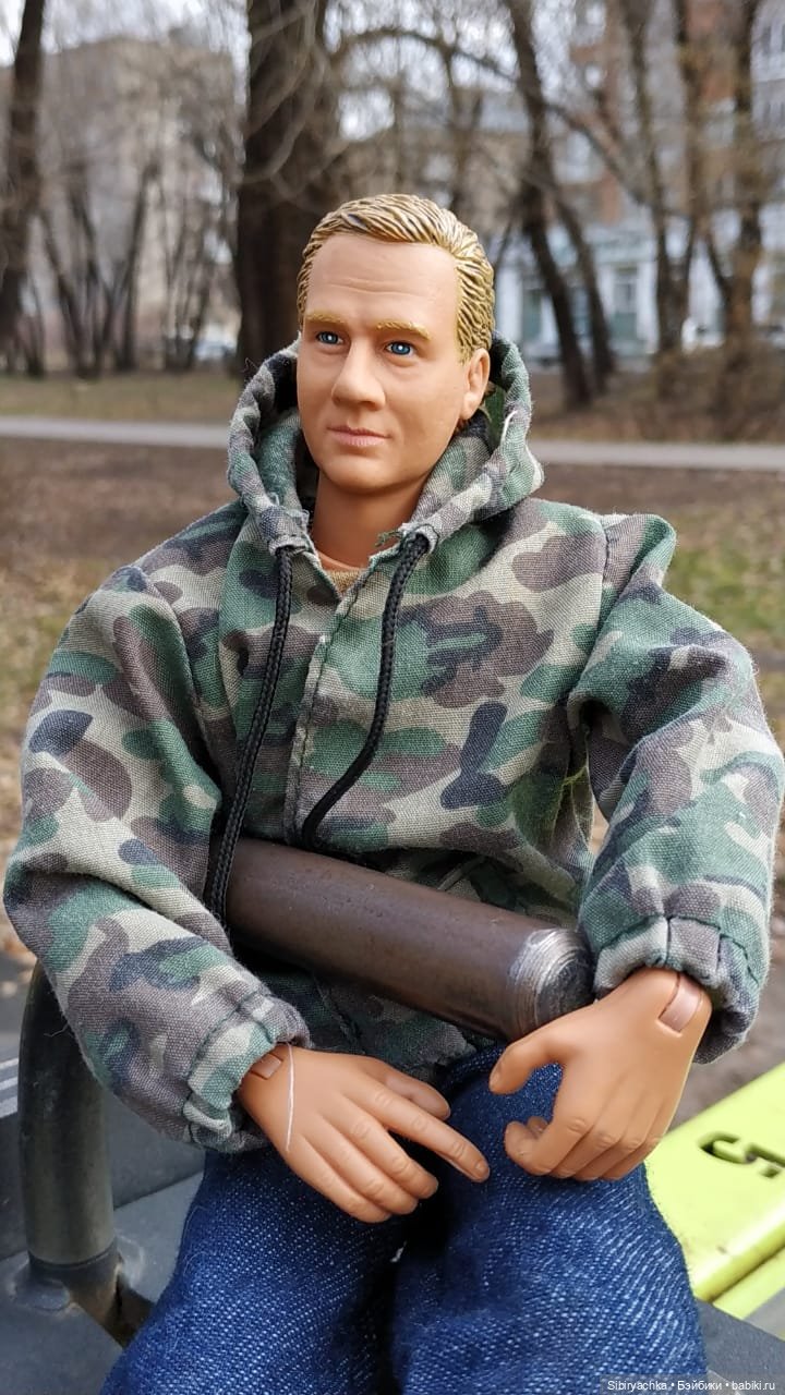 Дядя Лёня вышел подышать свежим воздухом