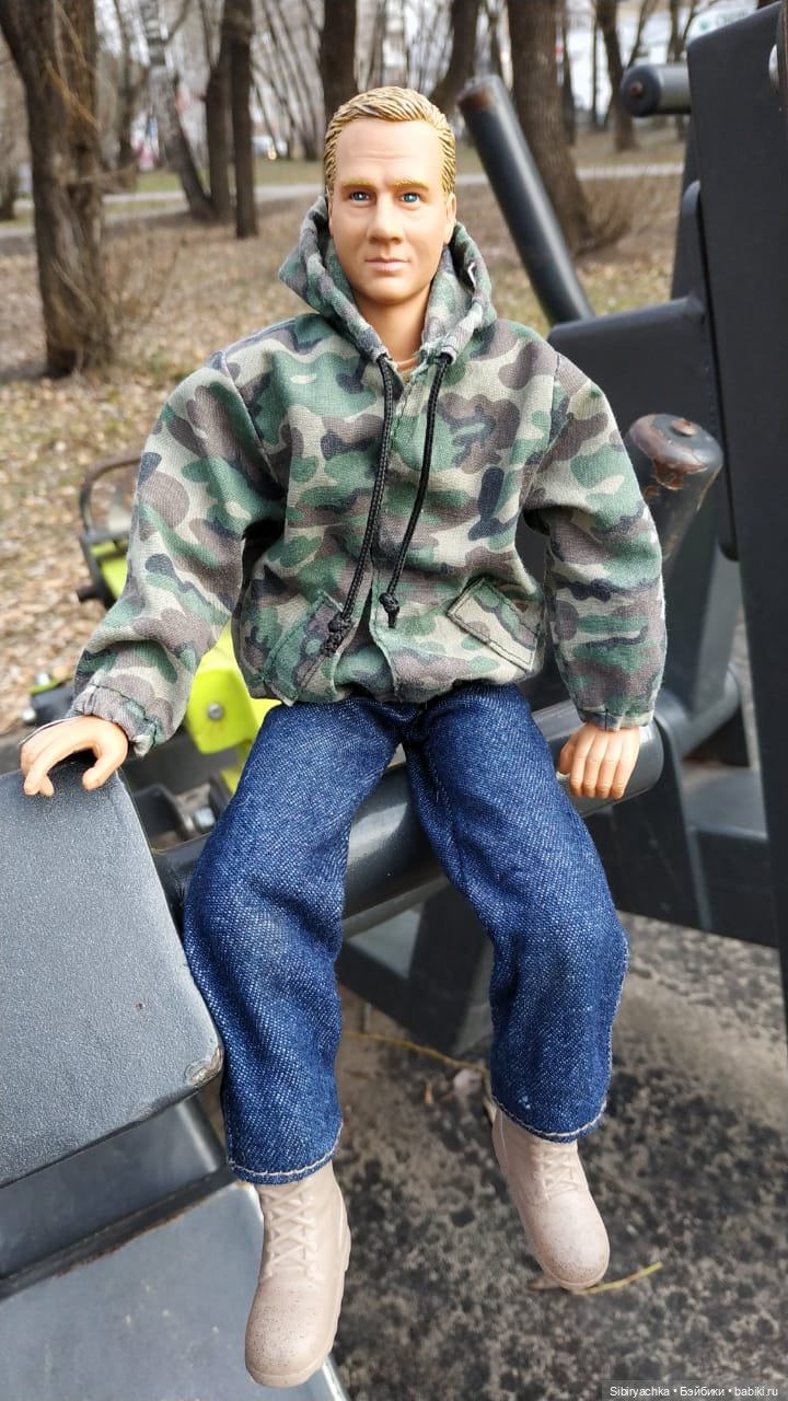 Дядя Лёня вышел подышать свежим воздухом