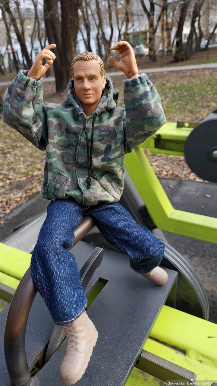 Дядя Лёня вышел подышать свежим воздухом