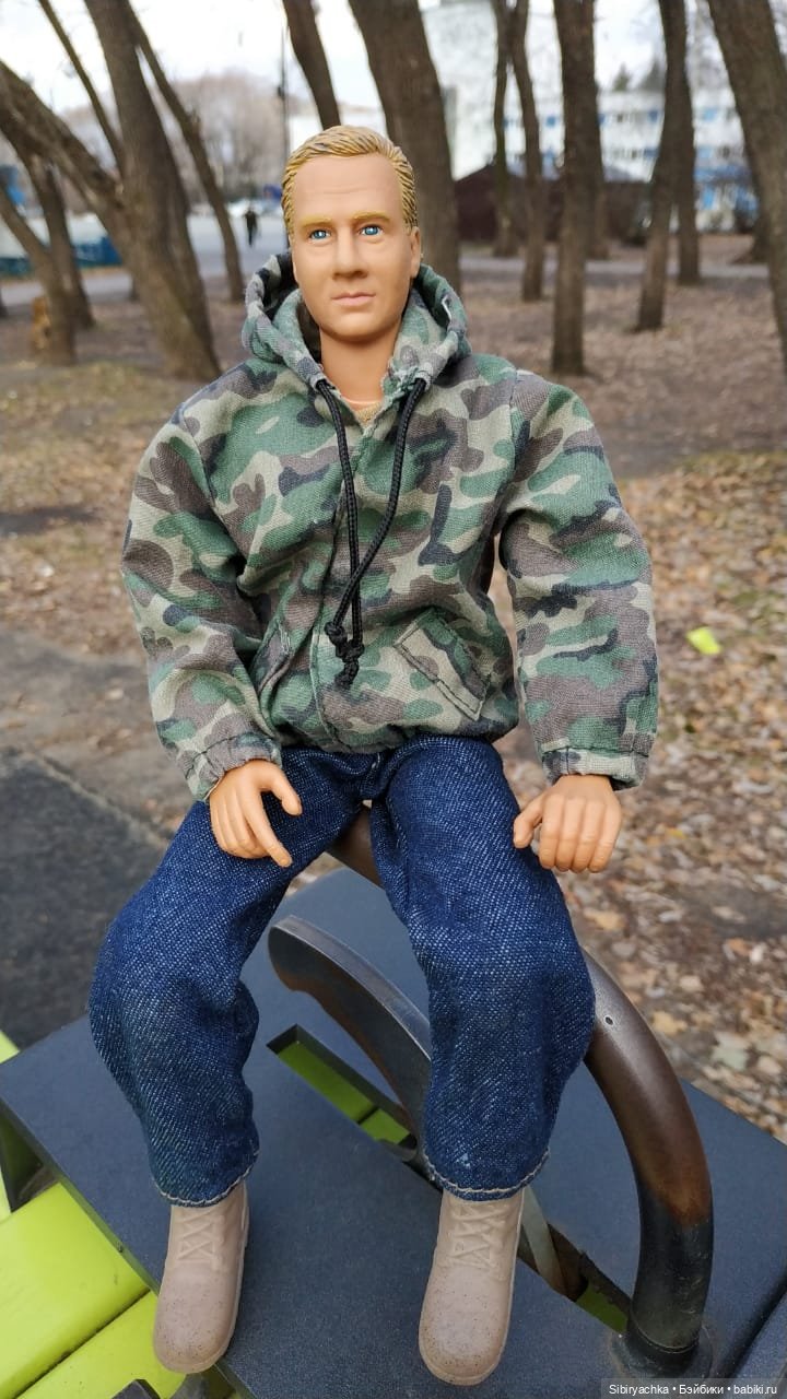 Дядя Лёня вышел подышать свежим воздухом