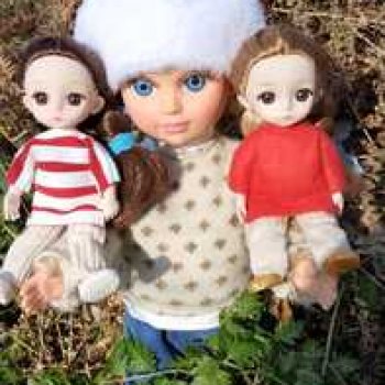 Настя, Глаша и Луша гуляют в лесу.