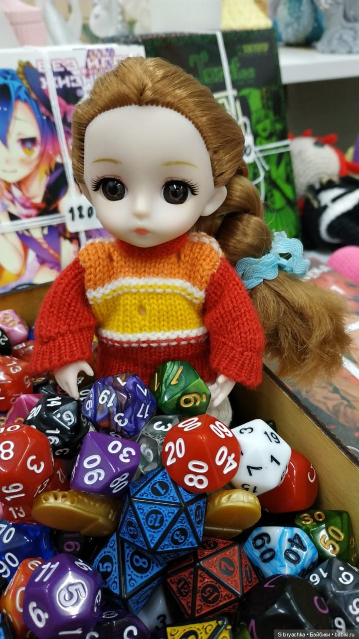 Глаша в отделе авторских подарков и настольных игр