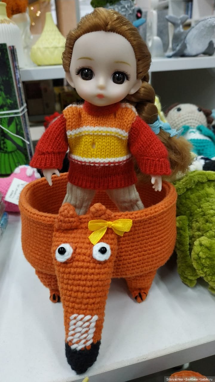 Глаша в отделе авторских подарков и настольных игр