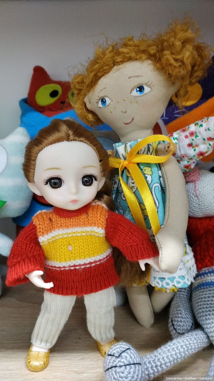 Глаша в отделе авторских подарков и настольных игр