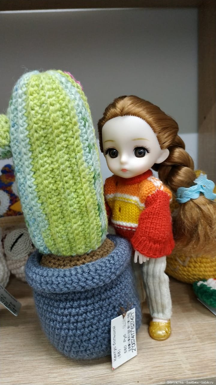 Глаша в отделе авторских подарков и настольных игр