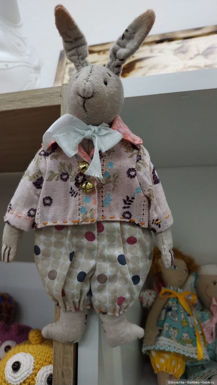 Глаша в отделе авторских подарков и настольных игр