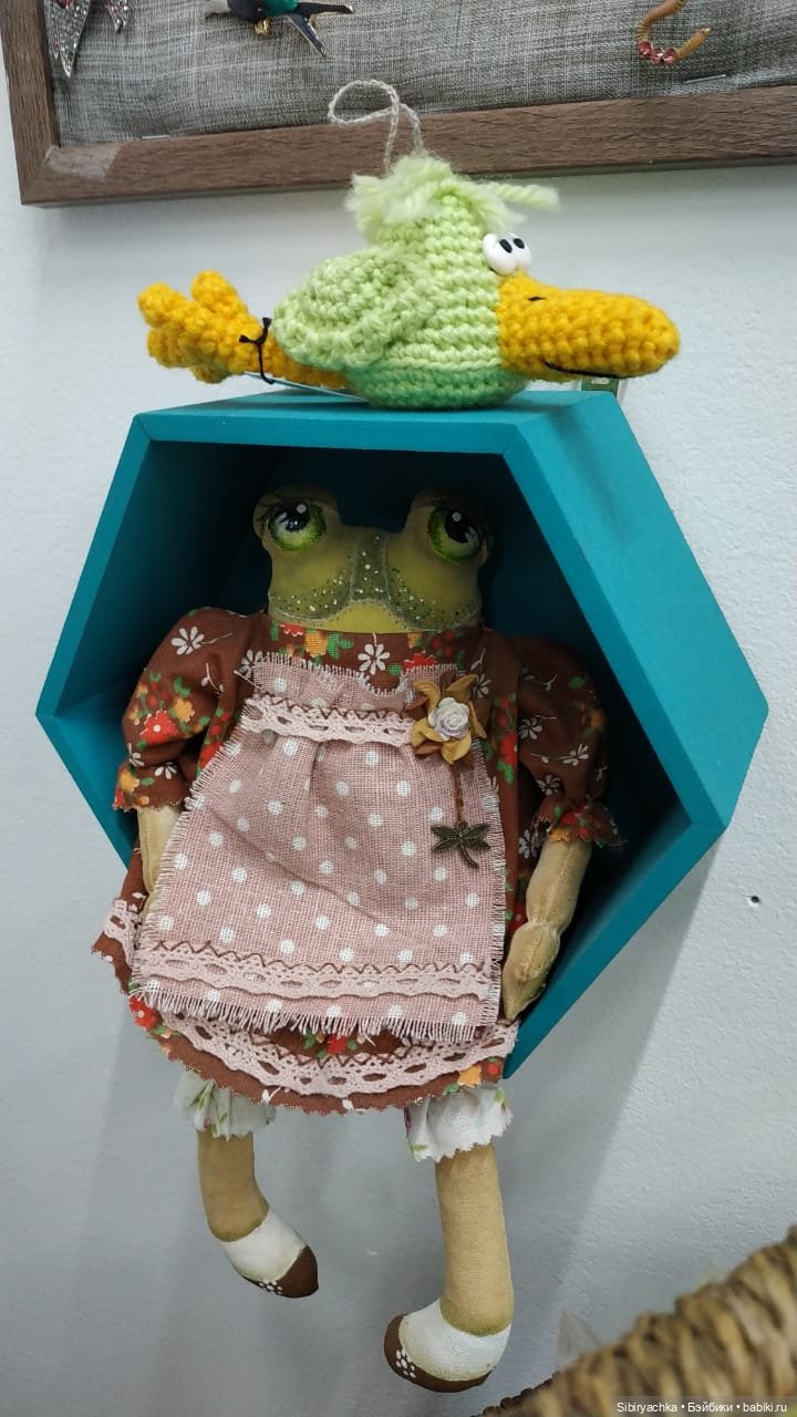 Глаша в отделе авторских подарков и настольных игр