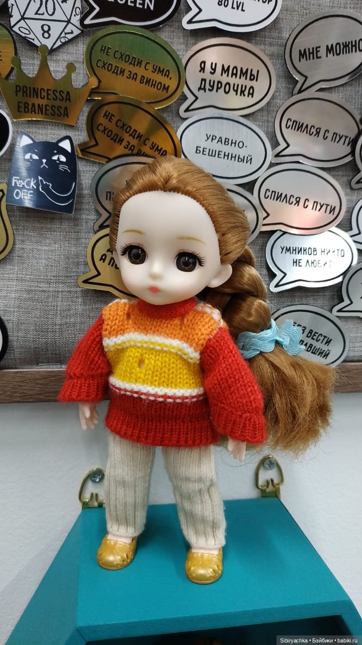 Глаша в отделе авторских подарков и настольных игр