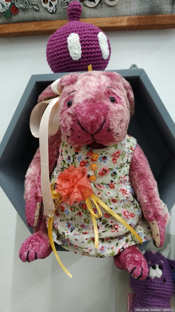 Глаша в отделе авторских подарков и настольных игр