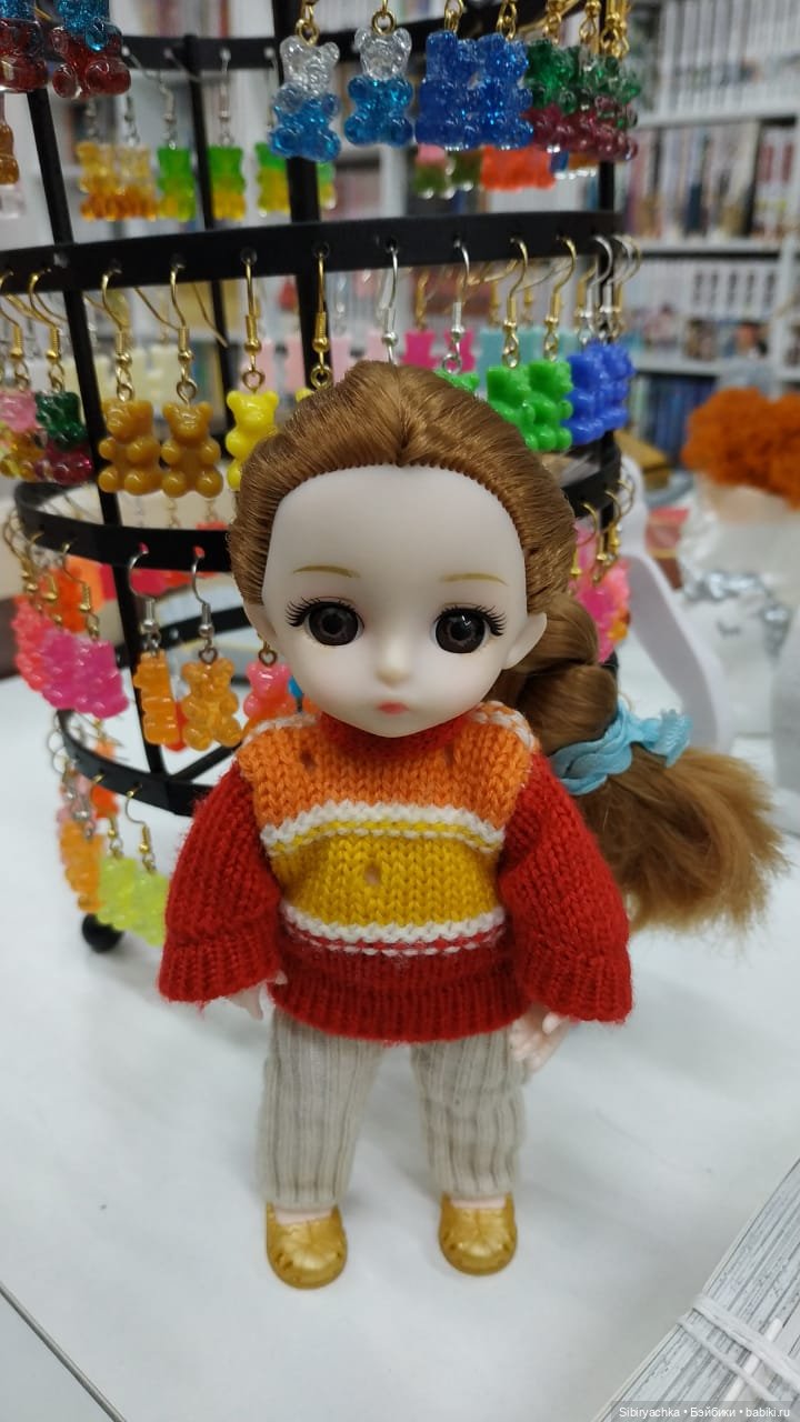 Глаша в отделе авторских подарков и настольных игр