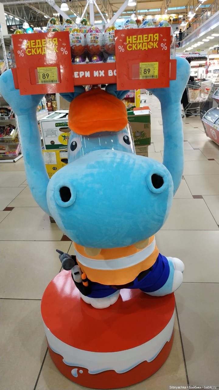 Глаша в отделе авторских подарков и настольных игр (фото 2)