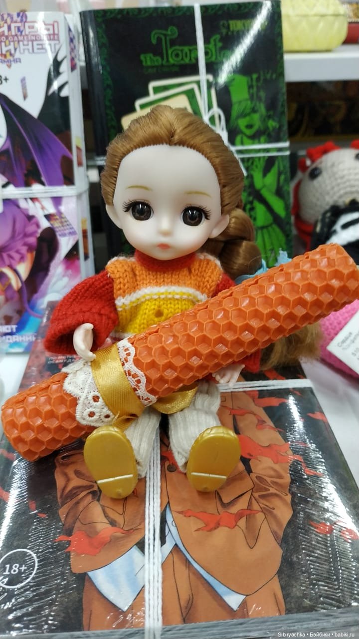 Глаша в отделе авторских подарков и настольных игр